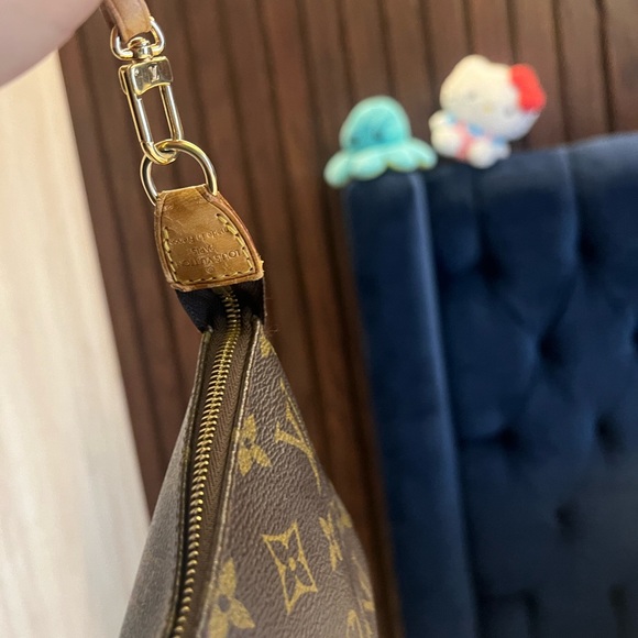 Authentic Louis Vuitton Accessories Pochette - Picture 5 of 7